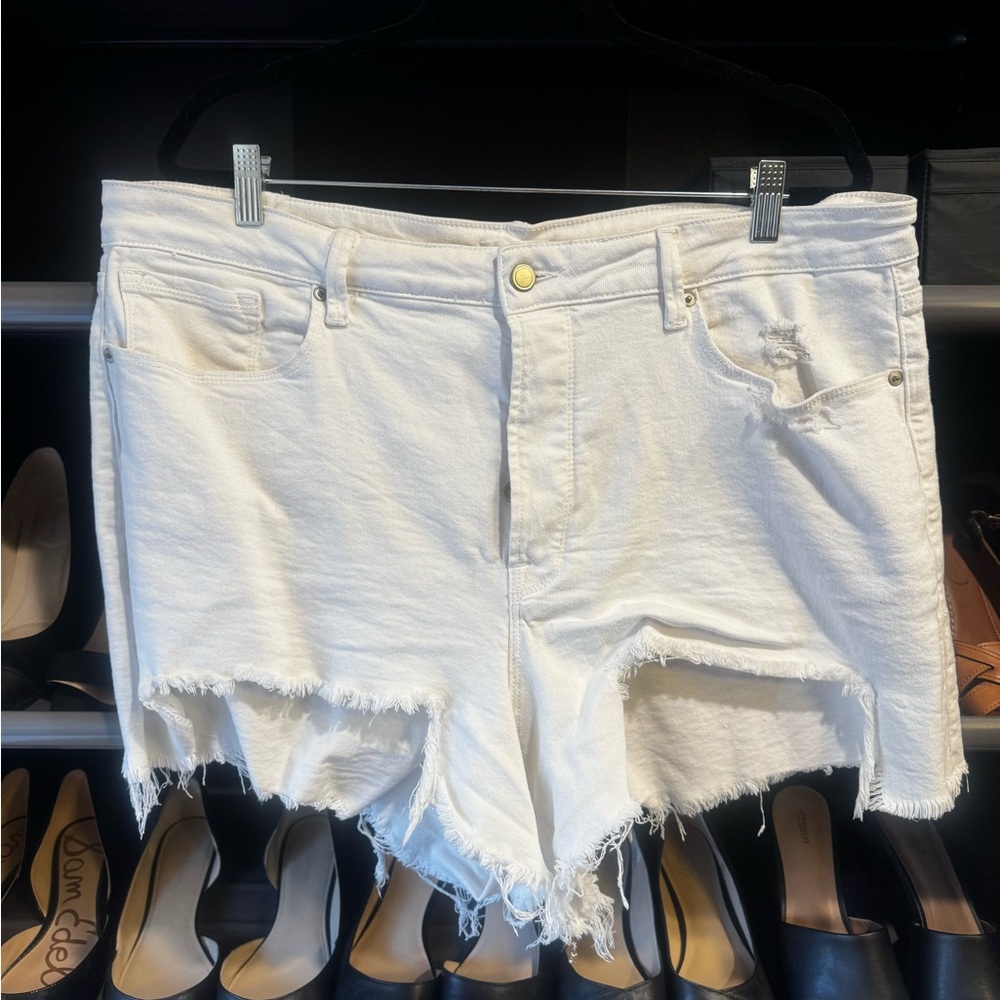 Like New! Good American BOMBSHELL White Distressed Denim Shorts